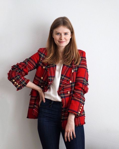 Blue Christmas Outfit Women, Red Plaid Jacket Outfit, Red Plaid Blazer Outfit, Christmas Blazer Outfit, Christmas Outfit Fancy, Striped Jacket Outfit, Christmas Work Party Outfit, Christmas Outfit Party, Christmas Outfit Dress