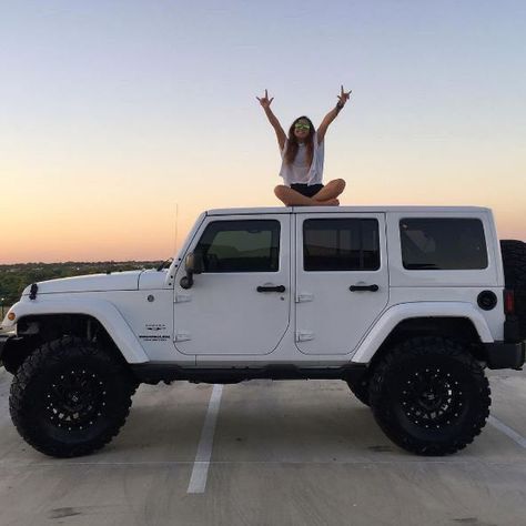 Aesthetic Car Wallpaper, Dream Car Jeep, Trick Or Trunk Ideas, White Jeep Wrangler, Rolls Royce Car, Trunk Ideas, Jeep Photos, White Jeep, Car Jeep