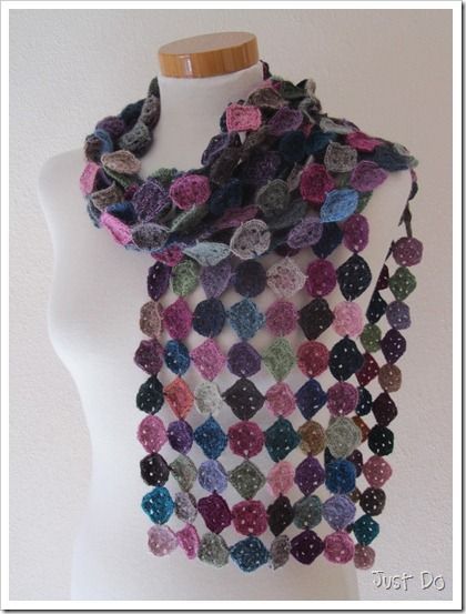 Pretty crochet scarf made up of mini granny squares with 2 rounds, and joined together simply as you go. Would make a nice shawl too. Crochet Ideas Aesthetic, Easy Crochet Ideas, Granny Square Scarf, شال كروشيه, Mode Crochet, Scarf Crochet, Crochet Stitches Patterns, Crochet Squares, Ideas Aesthetic