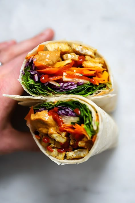 No more sad desk lunches for you when you make these colorful tempeh wraps with peanut sauce! #vegan #mealprep Tempeh Wraps Vegan Recipes, Tempeh Wrap Recipes, Tempeh Wrap, Vegan Tempeh, Vegan Sandwiches, Lunch Options, Tempeh Recipes, Vegan Wraps, Packed Lunch