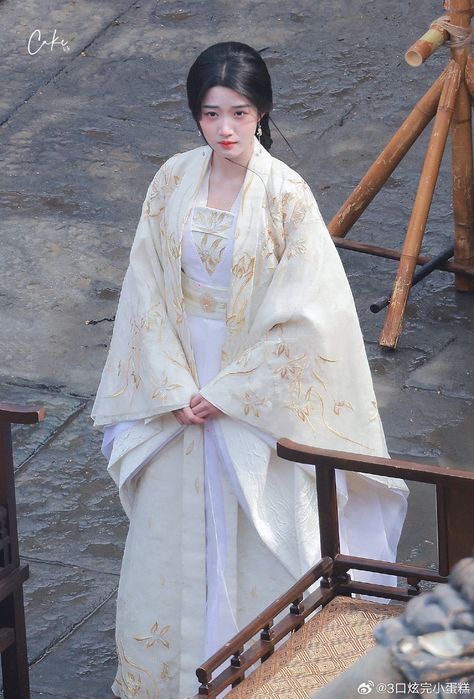 Korean Traditional Dress Royal, China Traditional Clothes, Hanfu White, China Traditional Dress, Chinese Historical Fashion, China Winter, Hanbok Wedding, Chinese Fancy Dress, Traditional Asian Dress