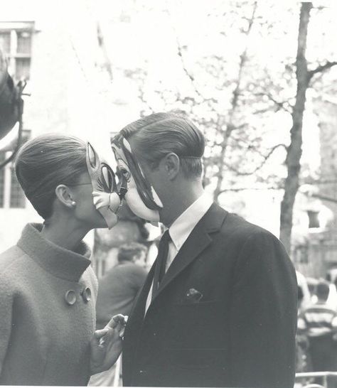 Imogen 💋 on Instagram: “(Rare) Audrey and George Peppard photographed while wearing their masks on the set of Breakfast At Tiffany's, 1960❤️ #audreyhepburn #1960” 60s Romance, Breakfast At Tiffany's Aesthetic, Audrey Hepburn Wallpaper, George Peppard, Blake Edwards, Septième Art, Breakfast At Tiffanys, About Time Movie, Old Hollywood Glamour