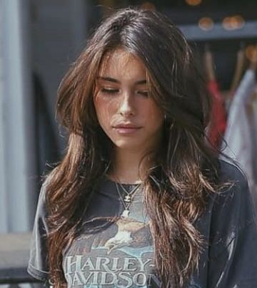 Madison Beer Side Bangs, Curtain Bang Side Part, Madison Beer Curtain Bangs, Curtain Bangs With Side Part, Madison Beer Haircut, Summer 23 Hair, Side Part Curtain Bangs, Hair Color And Cut Ideas, Monday Hair