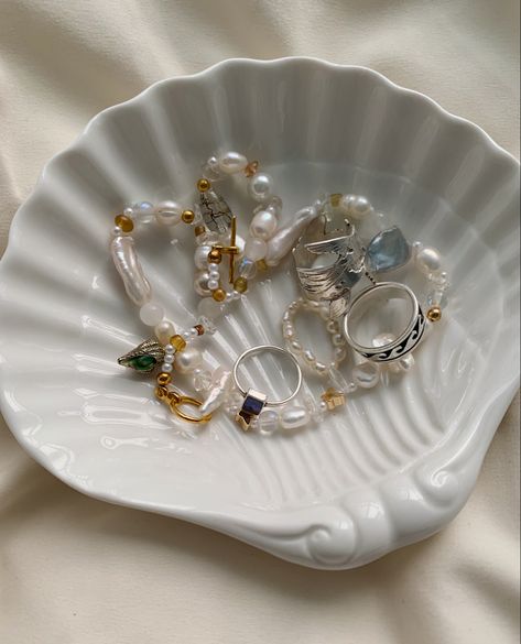 jewlery, aesthetic, rings, pearls, shells, neutural, summer Jewelry Plate Aesthetic, Avery Aesthetic, Jewlery Aesthetic, Plate Aesthetic, Pearl Aesthetic, Aesthetic Rings, Aesthetic Things, Pearl Ring, Jewelry Plate