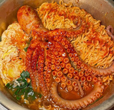 Octopus Ramen, Noodles Aesthetic, Seafood Noodles, Ramen Recipes Easy, Noodle Art, Junk Food Snacks, Ramen Recipes, Yummy Comfort Food, Lunch Recipes Healthy