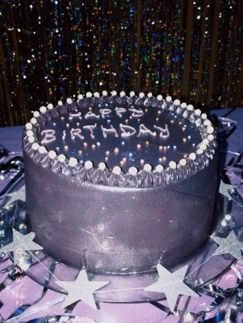 #euphoria #party #bolo Euphoria Birthday Cake Ideas, Euphoria Cake Ideas, Euphoria Cake, Bolo Euphoria, Festa Black, Birthday Candle Photography, Sparkly Cake, Euphoria Party, Purple Cakes Birthday