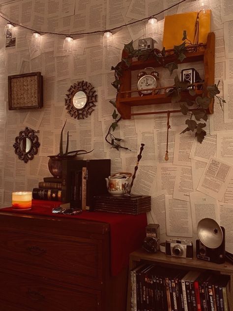 Academia Room Aesthetic, Dark Academia Room Decor Bedroom, Academia Aesthetic Bedroom, Dark Academia Aesthetic Bedroom, Dark Academia Room Aesthetic, Academia Aesthetic Room, Dark Academia Aesthetic Room, Dark Academia Living Room, Dark Academia Room Ideas