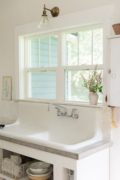 Farmhouse Kitchen Sink Decor, Kitchen Sink Decor Ideas, Kitchen Sink Decor, White Farmhouse Sink, Sink Decor, Budget Kitchen Remodel, Diy Backsplash, Classic Kitchen, Farmhouse Sink Kitchen