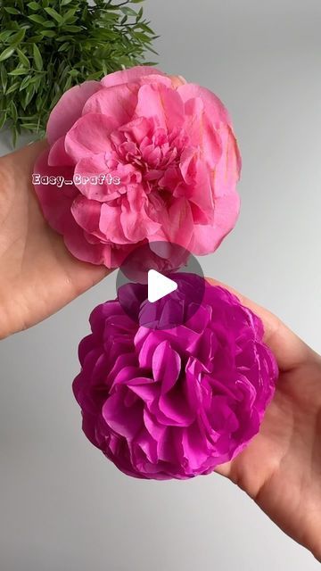 Flower Making Crafts, Folded Paper Flowers, Crepe Paper Flowers Diy, Paper Flowers Diy Easy, Tissue Paper Flowers Diy, Paper Flower Arrangements, Rose Crafts, Folding Origami, Easy Paper Flowers