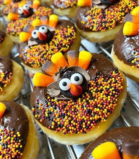 Prek Thanksgiving, Fall Yummies, Donut Decorating Ideas, Thanksgiving 2024, Thanksgiving Treats, Thanksgiving Kids, Thanksgiving Desserts, Candy Making, Cake Pop