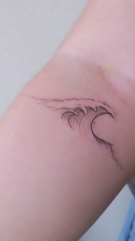 Cute and feminine wave for a water baby Dad Memorial Tattoo, Ocean Wave Tattoo, Surf Tattoo, Funky Tattoos, Bts Tattoos, Sea Tattoo, Wave Tattoo, Ocean Tattoos, Flower Tattoo Arm