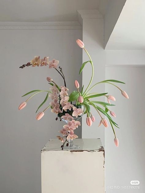 Minimalist Floral Arrangements, Orchid Wedding Centerpieces, Office Flowers, Ikebana Arrangements, Ikebana Flower Arrangement, Boquette Flowers, Flower Vase Arrangements, Flower Shower, Bouquet Arrangements