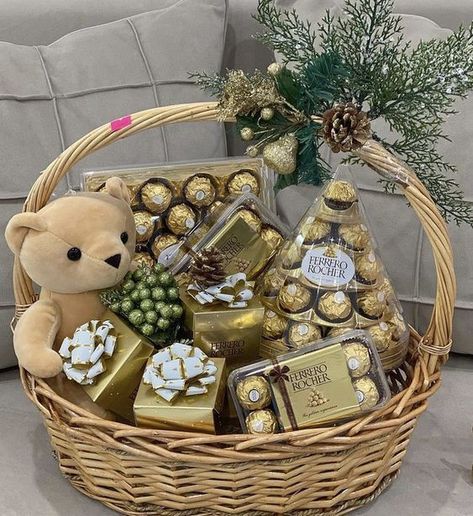 Chocolate Baskets Gift Ideas, Basket Gift Ideas For Girlfriend, Gift Hampers Packaging Basket Ideas, Handmade Hamper, Wedding Gift Hampers, Farmhouse Decorations, Hamper Gift Basket, Christmas Hampers, Fruit Basket Gift