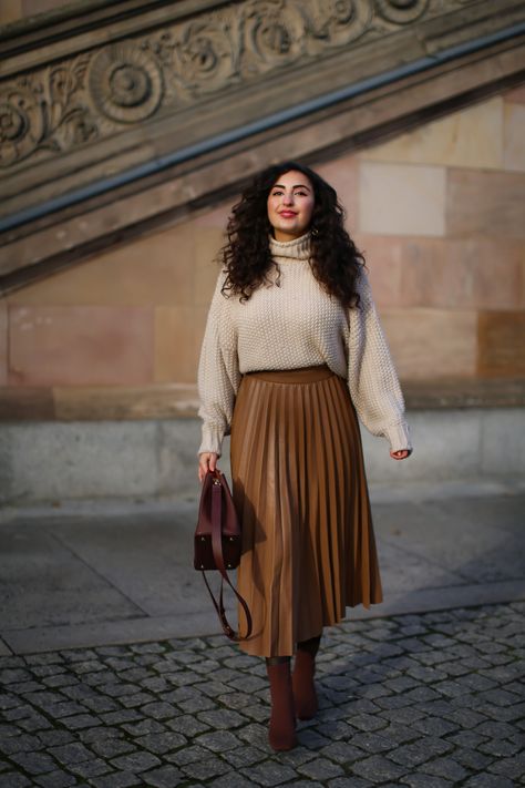 Brown Leather Pleated Skirt, Brown Skirt With Boots, Brown Pleated Skirt Outfit Winter, Brown Leather Pleated Skirt Outfit, Brown Leather Midi Skirt Outfit, Leather Brown Skirt Outfit, Brown Skirt Winter Outfit, Long Brown Leather Skirt Outfit, Brown Leather Skirt Outfit Winter