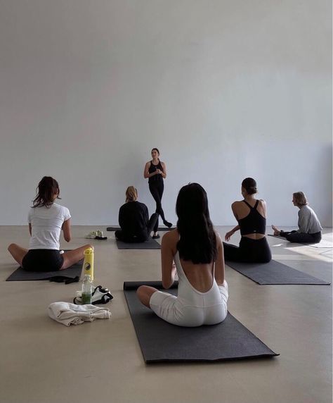 Yoga Aesthetic, Outfit Yoga, Pilates Studio, Fitness Challenge, Healthy Girl, Healthy Lifestyle Inspiration, Group Fitness, Workout Aesthetic, Gwyneth Paltrow