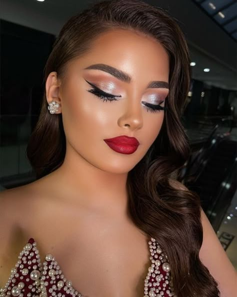 Inaa_makeup (@makeup_inaa) • Instagram photos and videos Eye Makeup With Red Lips, Hollywood Glamour Makeup, Jazz Outfit, Make Up Photo, Jazz Outfits, Beauty 2023, Red Lips Makeup Look, Wedding Eye Makeup, Lilac Nails