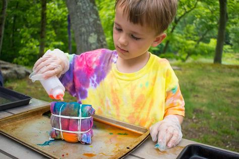 We had the best time making these tie dye shirts as a fun weekend activity. See how we kept it basically need and still managed to design 10+ shirts with all five kids! #tiedye #tiedyeshirts #tiedyeparty #kidstiedye Kids Tie Dye Party, Tie Dye Party, Toy Instruments, Tie Dye Kit, How To Tie Dye, Kids Tie Dye, Summer Camps, Tie Dye Shirts, Party Kit