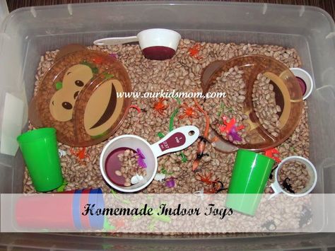 Beat the indoor sillies! Kids love to scoop, pour and dump... build an indoor sandbox (no sand involved)! Bean Sensory Bin, Sensory Bin Diy, Indoor Sandbox, Handmade Christmas Presents, Curious George Birthday Party, Rainy Day Activity, Curious George Birthday, Sensory Activity, Sand Play