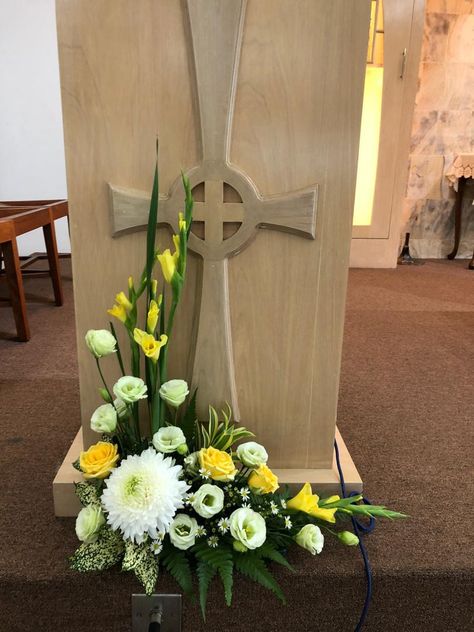 Glass Decor Ideas, Floral Art Arrangements, Altar Arrangement, Altar Flowers, Church Flower Arrangements, Creative Flower Arrangements, Church Flowers, Flower Arrangements Simple, Easter Flowers