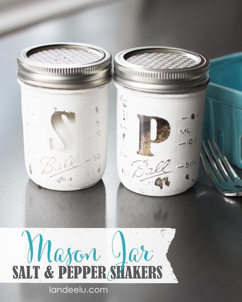 Mason Jar Salt & Pepper Shakers | landeelu.com  Such a cute idea and would make a great gift too! Jar Decorations, Diy Mason Jar, Mason Jar Projects, Cheap Crafts, Mason Jar Crafts Diy, Diy Things, Jar Diy, Ball Jars, 15 Diy