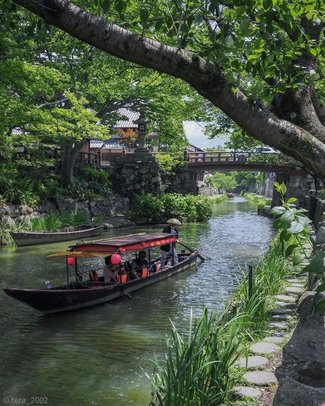 Ahh… shady summer days floating on the Hachiman-bori Canal in Shiga Prefecture. 😎⁠ ⁠ This man-made canal runs through Omihachiman City and is connected to Japan’s largest lake – Lake Biwa. The canal was once used to transport goods to Osaka, Tokyo and other parts of the country via Lake Biwa. You can admire the [...] The post Visit Japan: Ahh… shady summer days floating on the Hachiman-bori Canal in Shiga Prefecture… appeared first on Alo Japan. Chinese Landscape Photography, Japanese Countryside, Drawing Architecture, Perspective Drawing Architecture, Traditional Boats, Chinese Aesthetic, Building Photography, Japan Vacation, Africa Do Sul