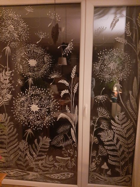 window drawing Chalk Paint Window Art, Window Art Drawing, Easter Window Art, Drawing On Windows, Spring Window Art, Window Painting Ideas, Window Sketch, Painted Window Art, Christmas Window Painting