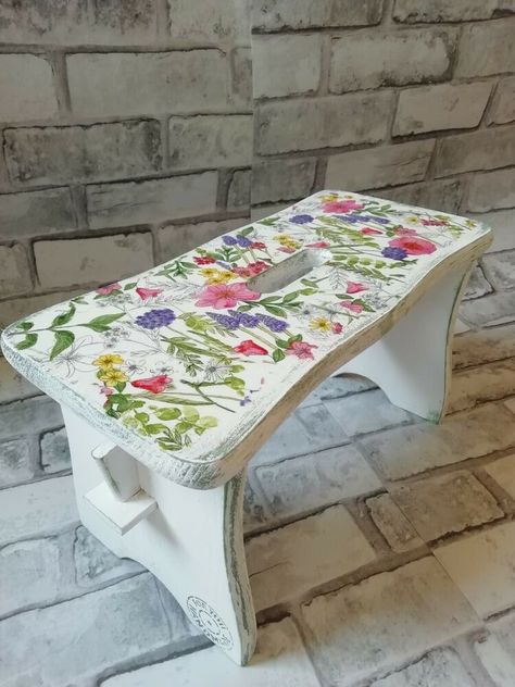 Step Stool Painting Ideas, Chair Artwork, Decoupage Chair, Hand Painted Stools, Romantic Pics, Wood Stools, Hand Painted Chairs, Sea Glass Decor, Wood Step Stool