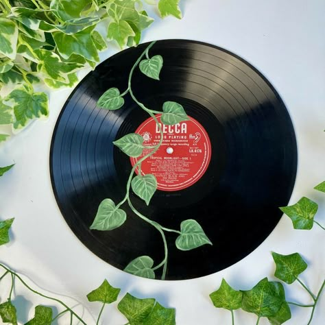 Vinyl Record Ideas, Hanging Plant Design, Records Painting, Record Painting Ideas, Painted Vinyl Record, Teen Wall Decor, Vinyl Record Painting, Vinyl Painting, Vinyl Record Art Ideas