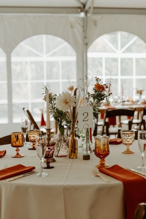 Best Fall Wedding Colors, Wedding Table Setting Ideas, Fall Wedding Table Settings, Fall Wedding Color Ideas, Orange Wedding Decorations, Round Wedding Tables, Fall Wedding Tables, Round Table Decor, Wedding Table Setting