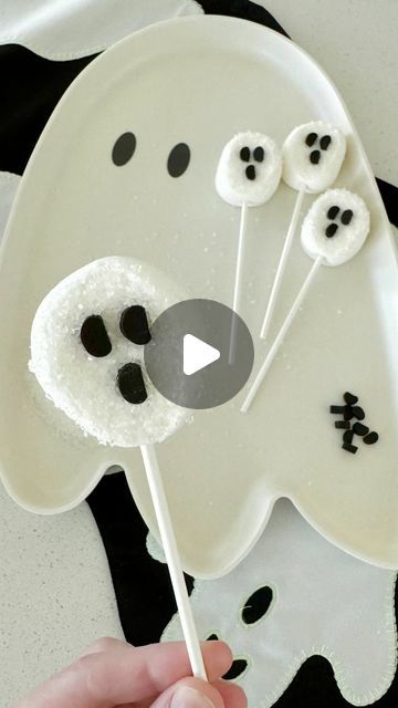 Rachel Anderson on Instagram: "Ghost Marshmallows👻✨

These spooky treats are so easy to make! All you need is jumbo marshmallows, black licorice bites, sucker sticks and sugar sprinkles. So fun and so simple👻🤍🕸️

#fallrecipes #halloweentreats #spookyseason #halloween #halloweenpartyideas #falltreats #ghost #ghostmarshmallows #kidshalloweencraft #fallfoodideas" Ghost Marshmallows, Halloween Marshmallows, Marshmallow Halloween, Halloween Snack Mix, Halloween Snack, Halloween Treats For Kids, Halloween Treats Easy, Sweet Bar, Halloween Baking