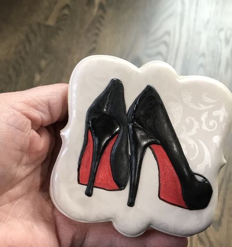 Christian Louboutins Close-up High Heel Cookies, Sweet 16 Cupcakes, Shoe Cookies, Cookie Pictures, Cookie Craft, Cookie Decorating Party, Sugar Cookie Royal Icing, Fancy Cookies, Creative Cookies