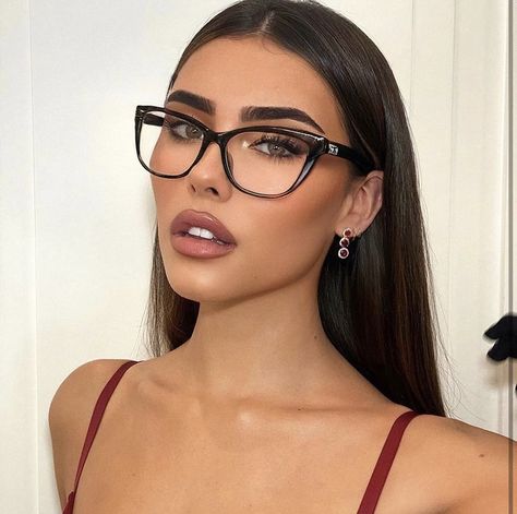 Dark Feminine Style, Glasses Inspiration, Womens Glasses Frames, Cat Eye Glasses Frames, Fashion Eye Glasses, Instagram Feed Inspiration, Stylish Glasses, Wearing Glasses, Cute Poses For Pictures