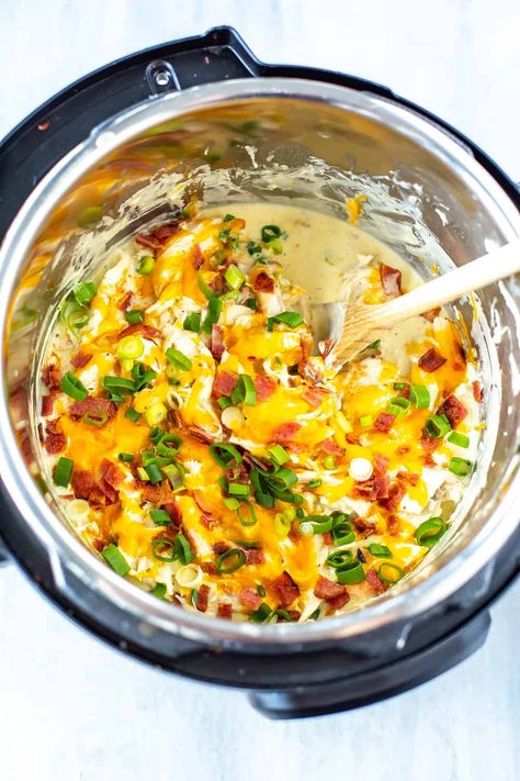 This Instant Pot Crack Chicken is a delicious weeknight chicken dinner made with cream cheese, ranch seasoning, cheddar, bacon and scallions! Cream Cheese Chicken Instant Pot, Instant Pot Cream Cheese, Dinner Ideas Instant Pot, Weeknight Chicken Dinner, Ranch Seasoning Recipes, Kids Dinner Ideas, Chicken Chilli, Instant Pot Dinners, Homemade Ranch Seasoning