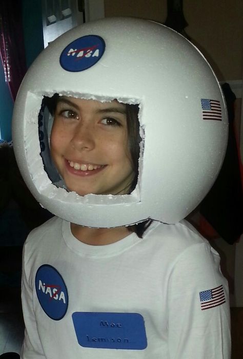 DIY styrofoam astronaut helmet Easy Astronaut Costume, Astronaut Helmet Diy, Astronaut Helmet Craft, Astronaut Costume Diy, Diy Astronaut Helmet, Diy Space Helmet, Diy Astronaut Costume, Diy Astronaut, Diy Helmet