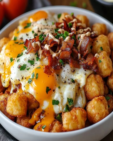 This Tater Tot Breakfast Bowl Recipe combines crispy tater tots, savory sausage gravy, and eggs for a delicious and satisfying breakfast. Tator Tot Breakfast Egg Bake, Tater Tot Bowl, Tater Tot Recipes Breakfast, Tater Tot Waffles, Breakfast Ideas With Tater Tots, Breakfast With Tater Tots, Tator Tot Egg Casserole Breakfast, Tater Tot Breakfast Bowl, Breakfast Tater Tots