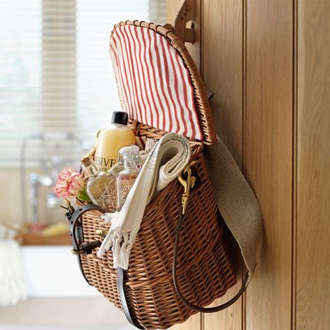 great idea...  (via Guest goodie bag | Turn your home into a guest retreat | housetohome.co.uk) Guest Basket, Picnic Inspiration, Company Picnic, Pic Nic, Wicker Decor, Picnic Time, Picnic Bag, Outdoor Picnic, Overnight Guests