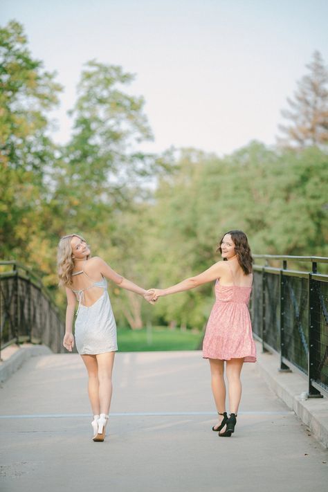 Poses For Twins Sisters, Twin Senior Picture Ideas, Twin Photoshoot Sisters, Twin Sisters Photography, Twins Senior Pictures, Twin Senior Pictures, Twin Photoshoot, Sister Shoot, Creative Senior Pictures