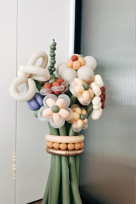 Bouquet Balon, Flower Balloons Diy, Art Balloon, Balloon Bouquet Diy, Boquette Flowers, Flower Gift Ideas, Room Deco, Flower Therapy, Balloon Flowers