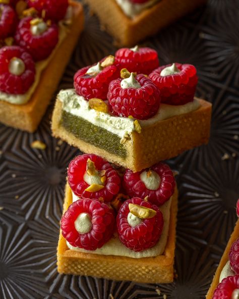 Pistachio Pavlova Recipe, Fancy Tartlets, Pistachio Frangipane Tart, Raspberry Pistachio Tart, Pistachio Frangipane, Raspberry And Pistachio, Mousseline Cream, Peach Cookies, Tartlets Recipe