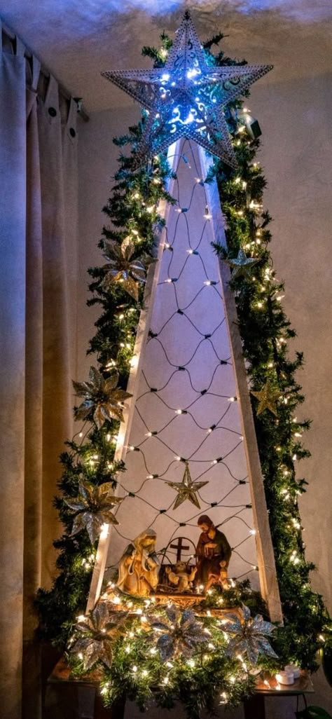 Ideas Para Pesebres, Nativity Scene Display Indoor Ideas, Navity Scene Ideas, Pesebres Navidad Ideas Originales, Pesebres Navidad Ideas, Christmas Tree Nativity, Nativity Christmas Tree, Nativity Tree, Christian Christmas Decorations