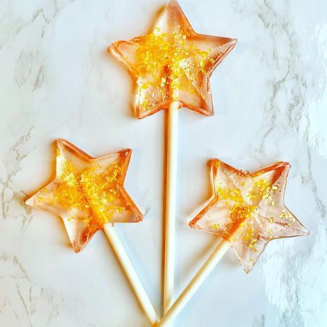 Luxe Lollies on Instagram: “Our new lollipop shape has got us all starry-eyed 🤩 This fun design is perfect as a gift for the superstar in your life, or as a special…” Star Shaped Lollipop, Fancy Lollipops, Lollipops Diy, Star Lollipops, Princess Rosalina, Swirl Lollipops, Starry Eyed, Apa Aja, Fun Design