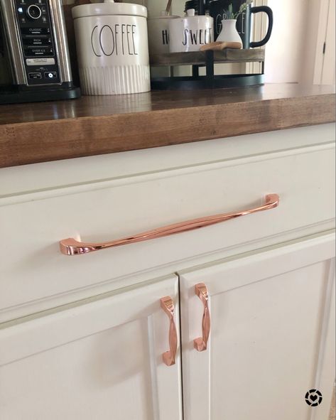 White Kitchen Rose Gold Handles, White And Rose Gold Kitchen Ideas, Rose Gold Cabinet Hardware, Rose Gold Kitchen Cabinets, Rose Gold Kitchen Hardware, Copper Handles Kitchen, Kitchen Colour Combination Ideas, Cream And White Kitchen, Ivory Kitchen Cabinets