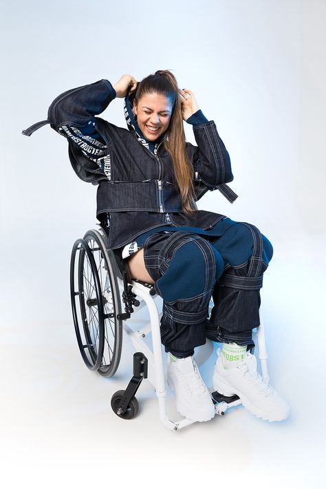 lili pázmány's streetwear garments facilitate movement for people with disabilities Disabled Fashion, Wheelchair Fashion, Disabled Women, Wheelchair Women, Adaptive Clothing, Evolution Of Fashion, Pose References, Special Clothes, Design Textile