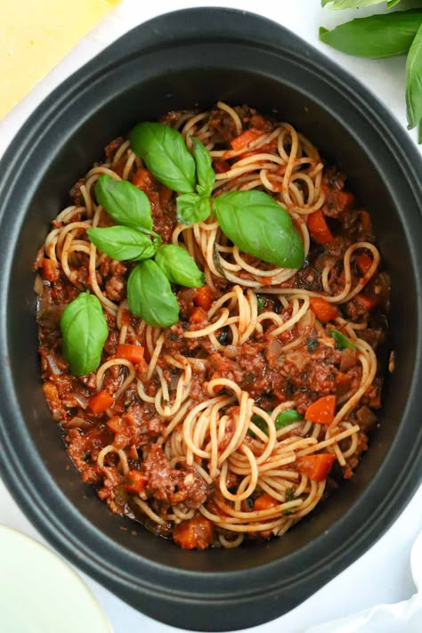 This Slow Cooker Bolognese recipe is so easy, no browning needed. Just leave it to cook all day and come home to a thick, rich beef ragu. Perfect to top spaghetti or use in lasagne. Slow Cooker Ragu Bolognese, Slow Cooker Bolognese Recipe, Slow Cooker Spaghetti Bolognese, Browning Recipe, Bolognese Slow Cooker, Spaghetti Bolognese Slow Cooker, Dump Bags, Slow Cooker Bolognese Sauce, Taming Twins