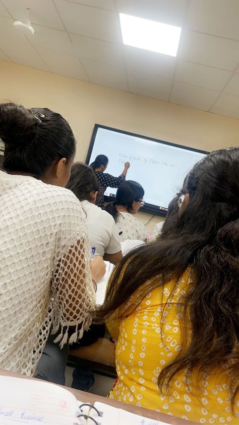 Indian Classroom Snapchat Story, Parul University Vadodara Snap, Fake College Class Snaps, Fake Classroom Snaps, College Classroom Snap, University Classroom Aesthetic, Clg Snap, College Classroom Aesthetic, College Snaps