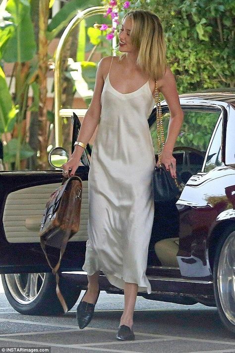 Beige Dress Outfit, Amber Heard Hair, Amber Heard Style, Silk Dresses Outfit, Slip Dress Outfit, Cherry Print Dress, Short Beach Dresses, Short Dress White, White Slip Dress