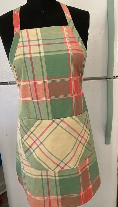 Simple Apron Pattern Free, Kitchen Apron Design Ideas, Christmas Aprons Diy, Chef Apron Pattern, Apron Patterns Free, Fancy Crafts, Kitchen Apron Pattern, Easy Apron Pattern, Bib Apron Pattern