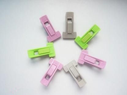 Although these plastic magnetic clips are ordinary,they are good helper in our office. Food Clips, Plastic Clips, Bag Clips, Paper Clips, Clothespins, Clothes Pins, Plastic Bag, Simple Design, Simple Designs