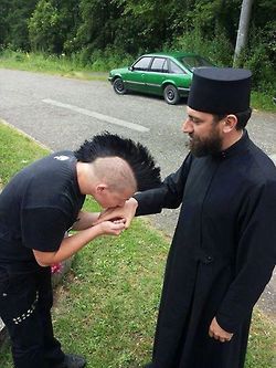 A guy is kissing humbly the hand of an Eastern Orthodox priest. Greek Orthodox Christian, Orthodox Priest, Christian Photos, Eastern Orthodox Church, Ayat Alkitab, Eastern Orthodox, Corte De Cabelo Masculino, Orthodox Christianity, Amazing Photo