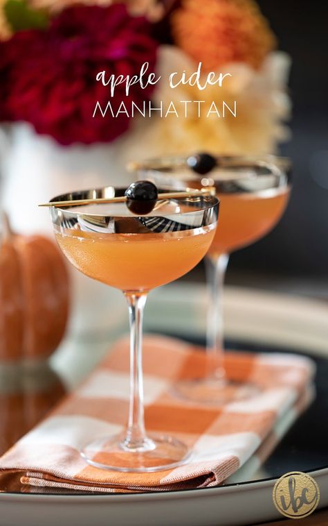 Apple Cider Manhattan Fall Cocktail Recipe #Manhattan #cocktail #fallcocktail #applecider #apple #maple #recipe #fall Manhattan Cocktail Variations, Fall Amaretto Cocktails, Fall Cosmopolitan Drink, November Cocktail Recipes, September Cocktails, October Cocktails, Manhattan Cocktail Recipe, Sweet Vermouth, Manhattan Cocktail